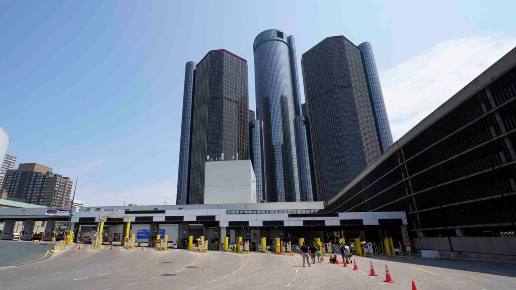 General_Motors_Renaissance_Center_14806.jpg