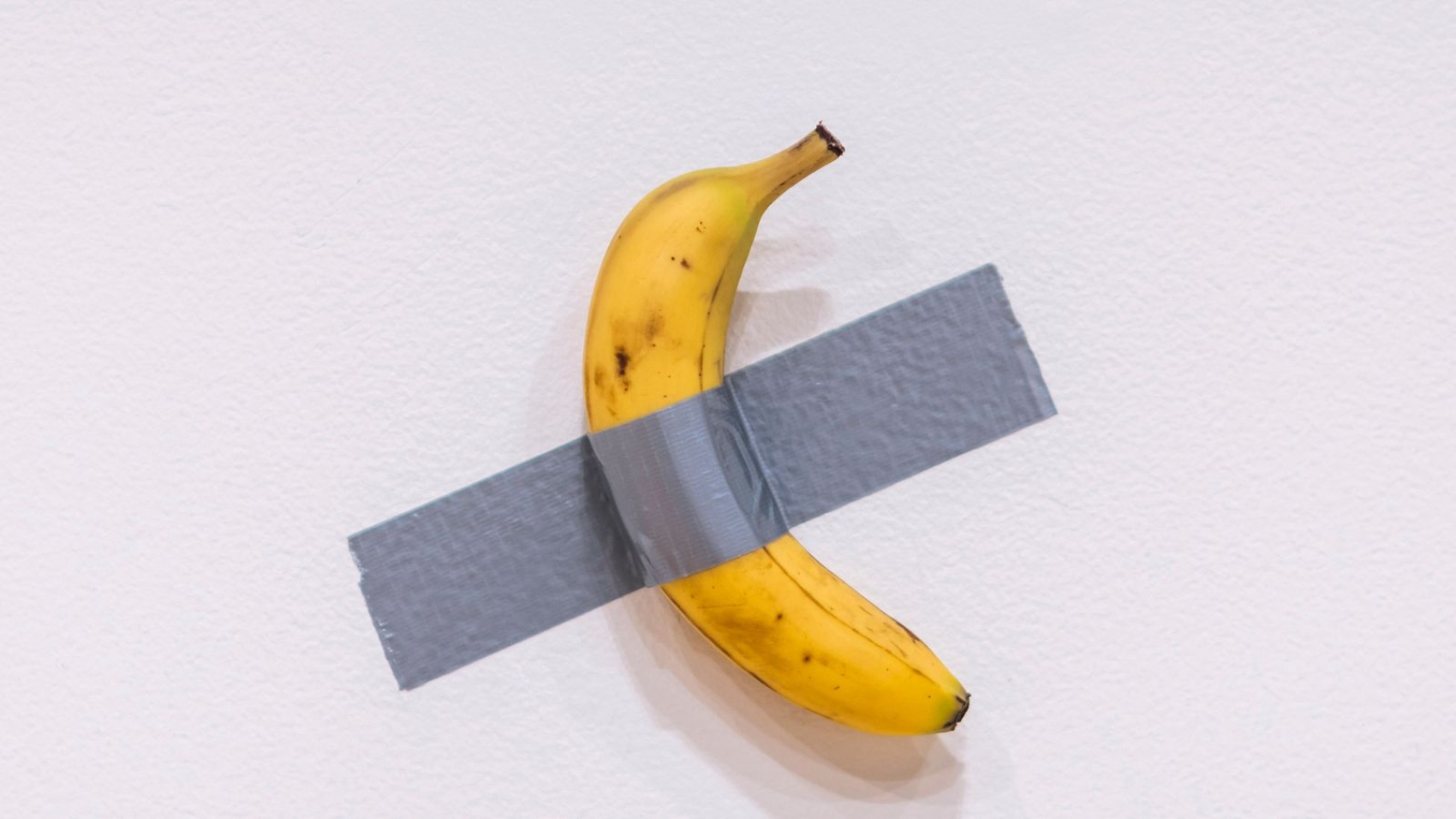 skynews-maurizio-cattelan-banana_6753383.jpg