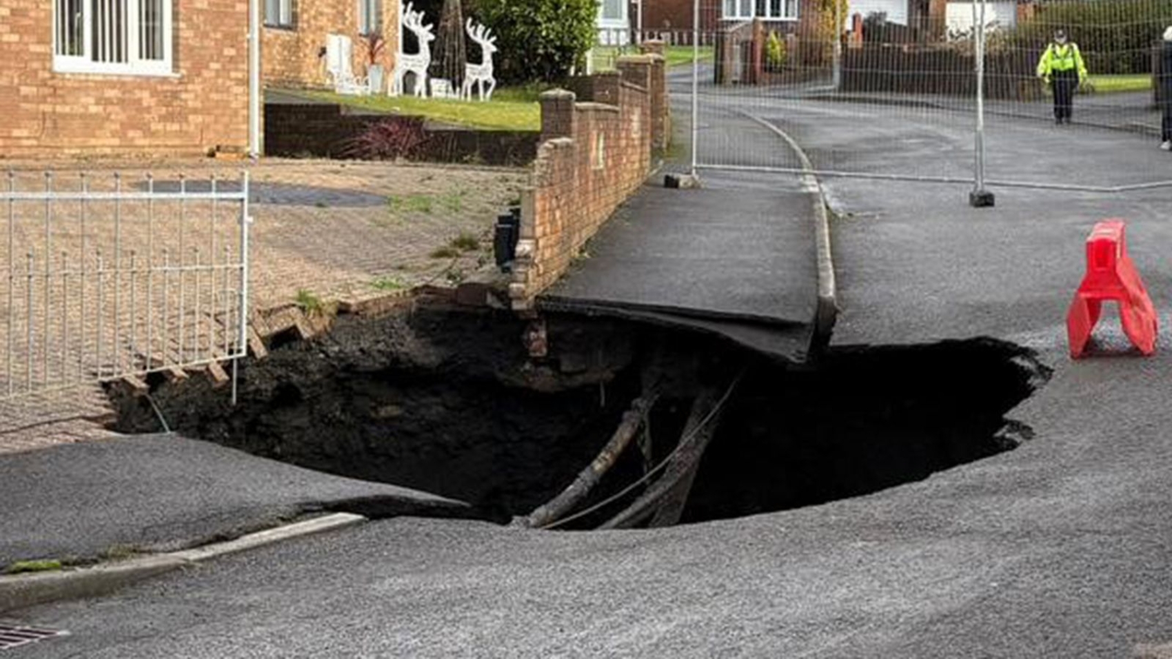 skynews-merthyr-tydfil-sinkhole_6764021.jpg