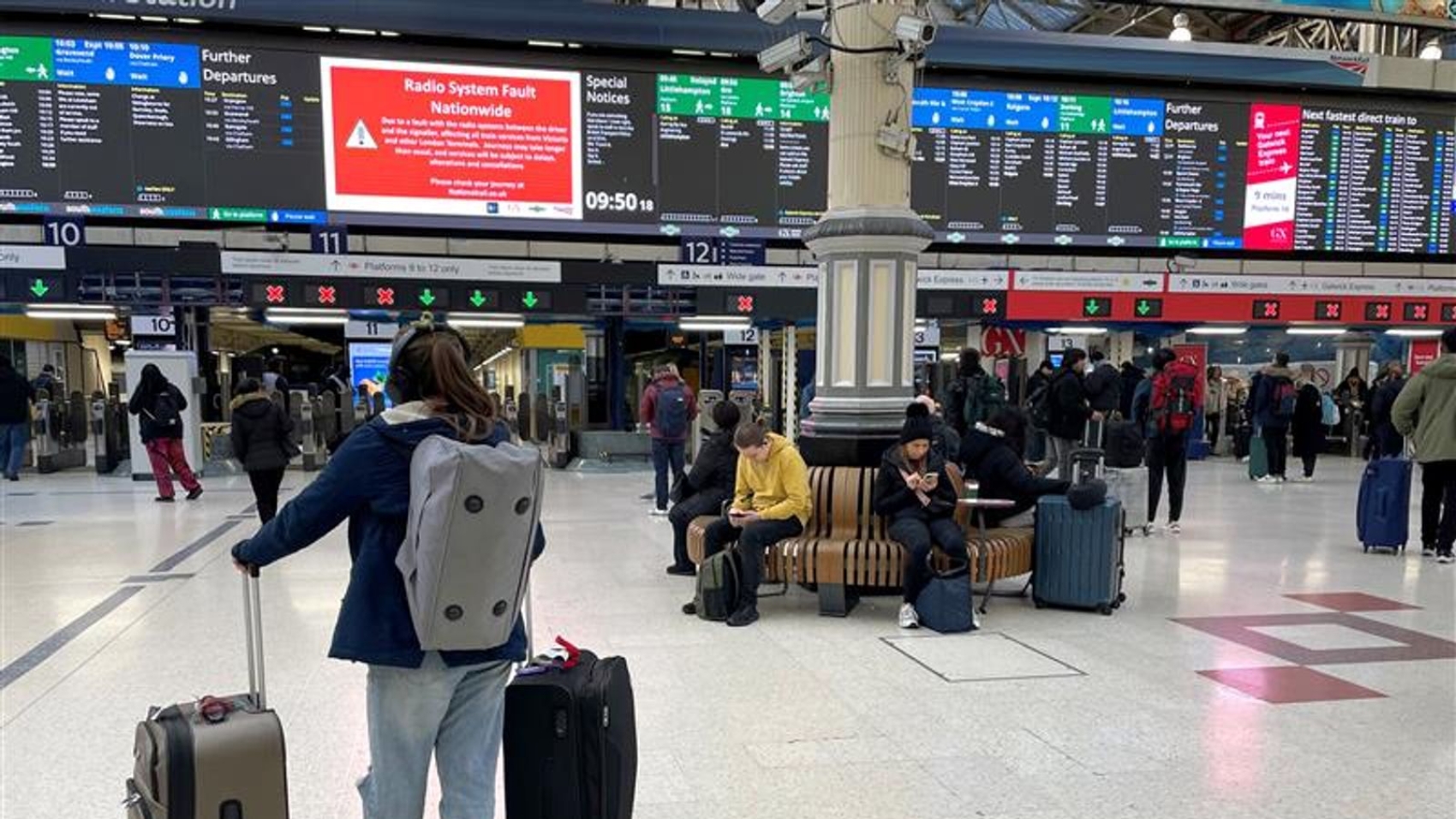 skynews-train-delays-london_6768121.jpg