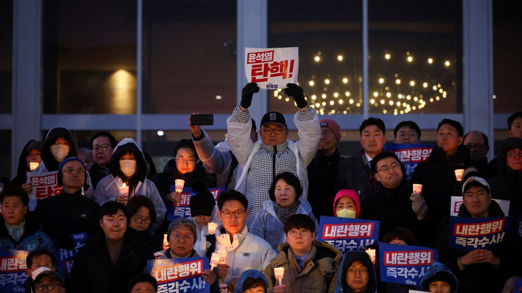 skynews-yoon-suk-yeol-candlelight_6767211.jpg